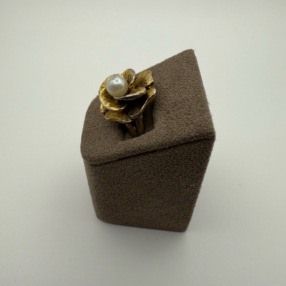 Gold Tone Flower Pearl Ring - Picture 3 of 3